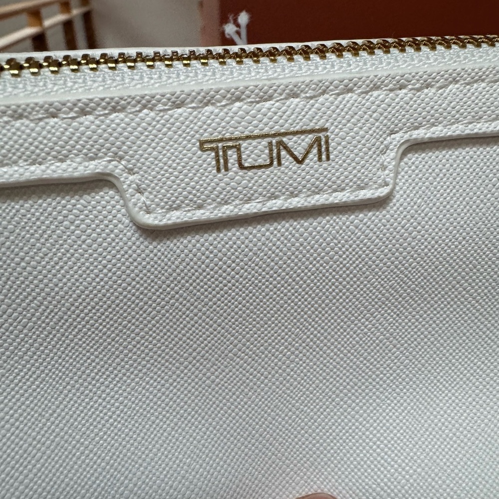 TUMI White Travel cosmetic Bag new - Picture 7 of 9